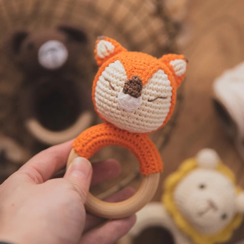 Renard - Hochet en tricot avec anneau en bois