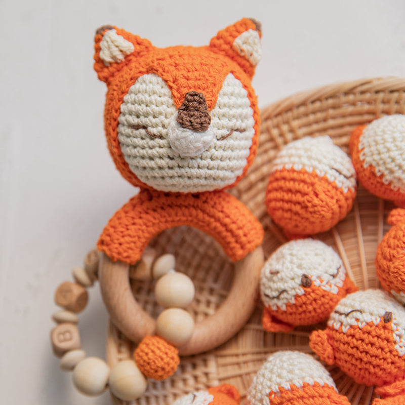 Renard - Hochet en tricot avec anneau en bois