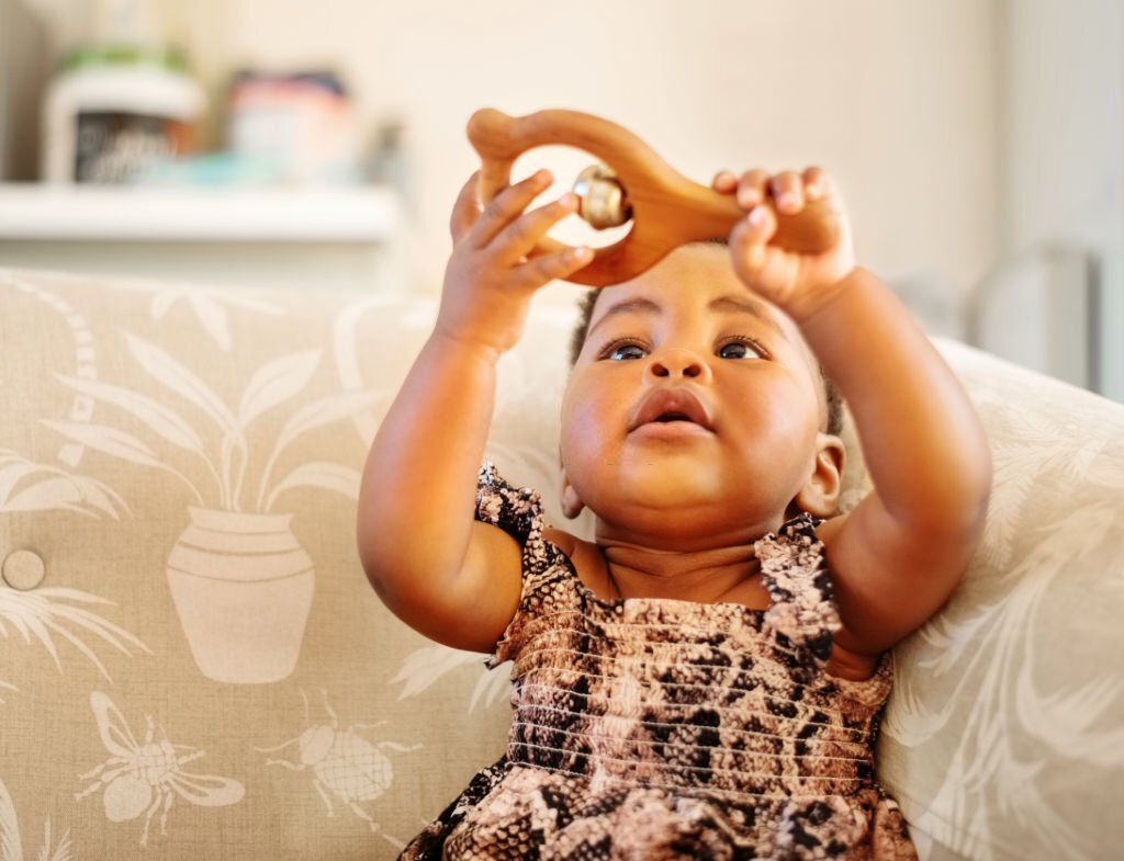 À quoi sert un hochet ? Est-ce vraiment important pour bébé ? – Doux-calin™