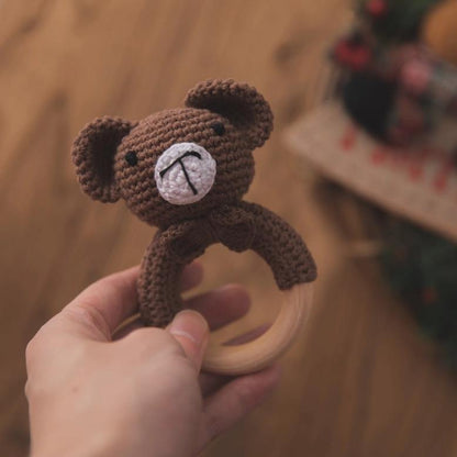 Ourson - Hochet en tricot avec anneau en bois