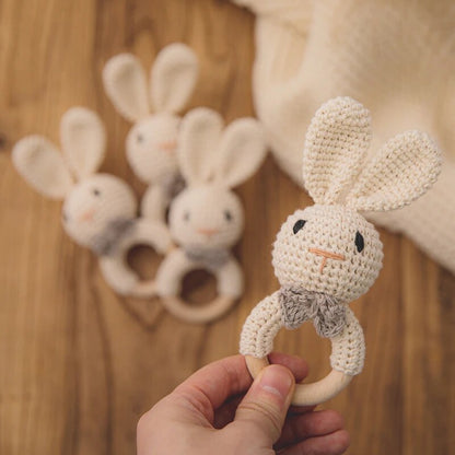 Lapin - Hochet en tricot avec anneau en bois