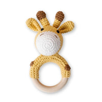 Girafe - Hochet en tricot avec anneau en bois